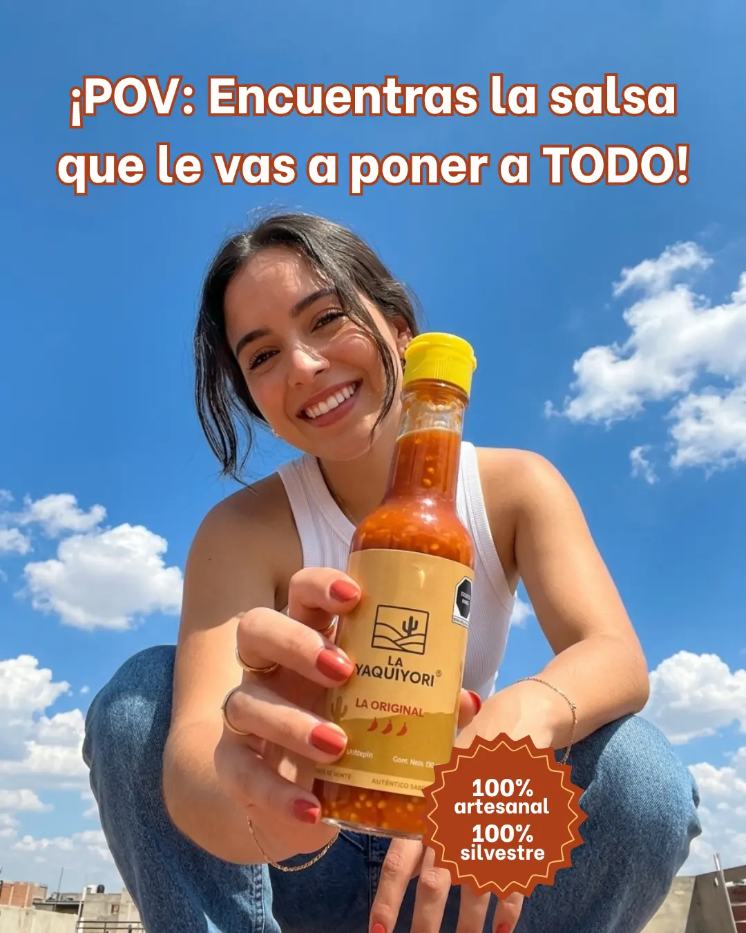 «¡POV: Encuentras la salsa que le vas a poner a TODO!» — una mujer sostiene una botella de salsa La Original de chiltepín silvestre La Yaquiyori